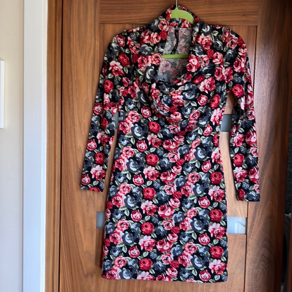 Fitted floral pattern dress by WALTER BAKER (W118) - Size S